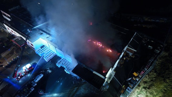 Die Feuer·wehr löscht ein Feuer in einem Bau·markt in Varel. © DLRG Varel 