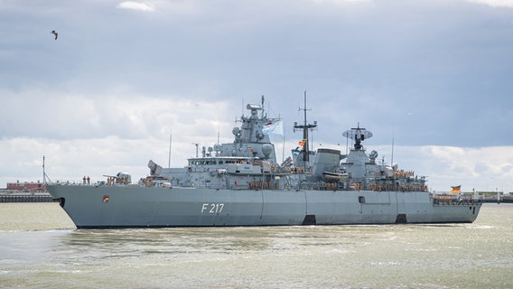 Die Fregatte "Bayern" treibt im Hafenbecken von Wilhelmshaven. © dpa-Bildfunk Foto: Sina Schuldt