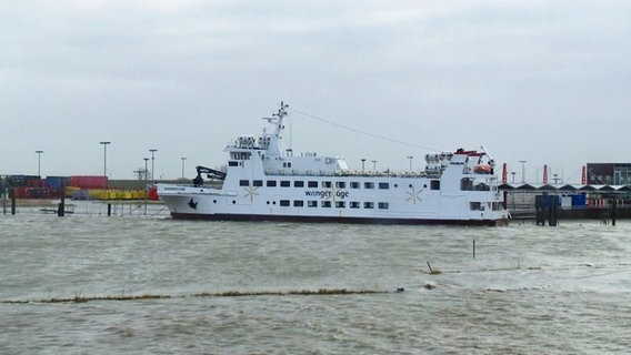Eine Wangerooge-Fähre liegt im Hafen Wittmund-Harlesiel. © NonstopNews 