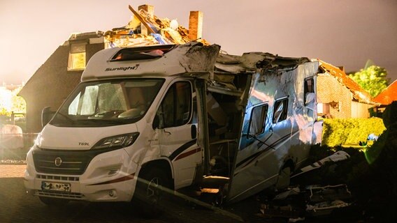Ein kaputtes Wohnmobil steht nach einem Sturm in einer Hauseinfahrt. © dpa-Bildfunk Foto: Mohssen Assanimoghaddam
