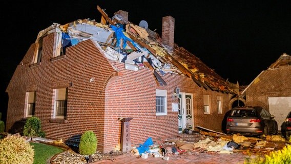 Ein Wohnhaus steht zerstört nach einem Tornado in einem Wohngebiet. © Hauke-Christian Dittrich/dpa Foto: Hauke-Christian Dittrich/dpa