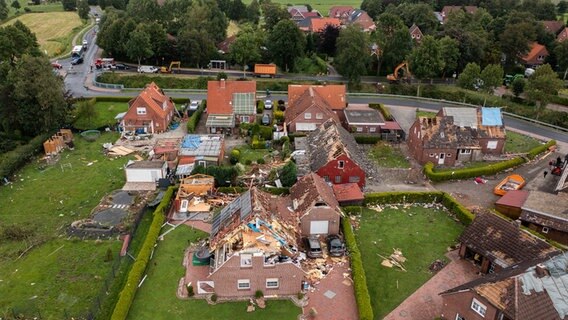 Eine Luftaufnahme zeigt einen zerstörten Teil eines Wohngebiets nach einem Tornado. © Mohssen Assanimoghaddam/dpa Foto: Mohssen Assanimoghaddam