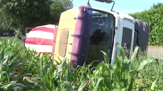 Ein umgekippter Betonmischer liegt in einem Maisfeld. © Nord-West-Media TV 