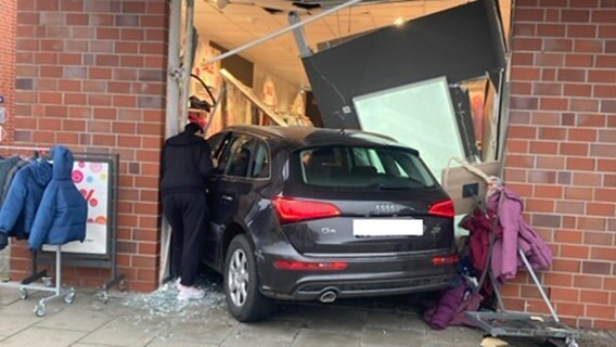Ein Auto steht nach einem Unfall in einem Laden für Kleidung. © Polizeiinspektion Cuxhaven 
