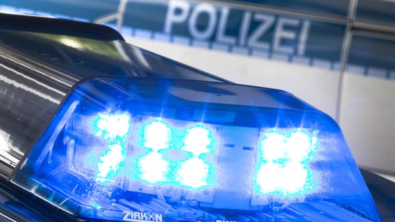 Ein Blaulicht und ein Schriftzug der Polizei im Hintergrund © dpa-Bildfunk Foto: Friso Gentsch
