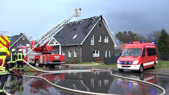 Die Feuerwehr löscht ein brennendes Wohnhaus. © Nord-West-Media TV 