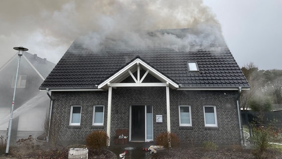 Nach einem Blitzeinschlag steigt Rauch aus einem Wohnhaus auf. © Stadt Papenburg/Feuerwehr 