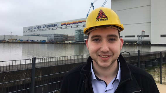 Nico Bloem steht vor der Meyer Werft in Papenburg. © NDR Foto: Hedwig Ahrens