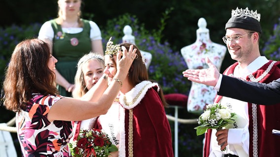 Die neue Blütenkönigin wird gekrönt. Leonie Landherr nennt sich Calendula I. © dpa-Bildfunk Foto: Lars Penning