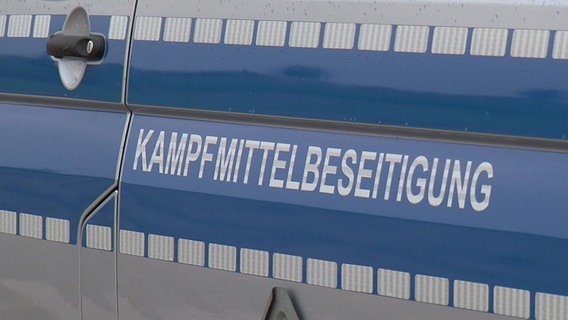 Aufschrift "Kampfmittelbeseitigung" auf einem Fahrzeug. © Nord-West-Media 