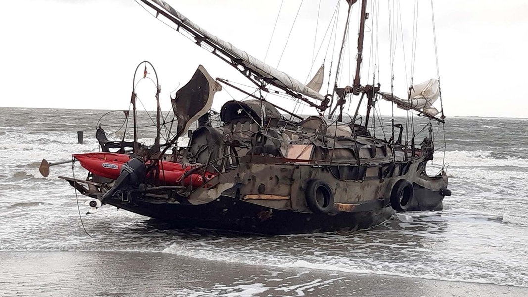 Ein gestrandetes Boot auf Norderney.