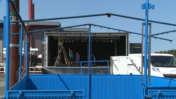 Auf dem Hafenfest in Barßel wird eine Bühne abgebaut. © NonstopNews 