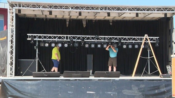 Auf dem Hafenfest in Barßel wird eine Bühne abgebaut. © NonstopNews 