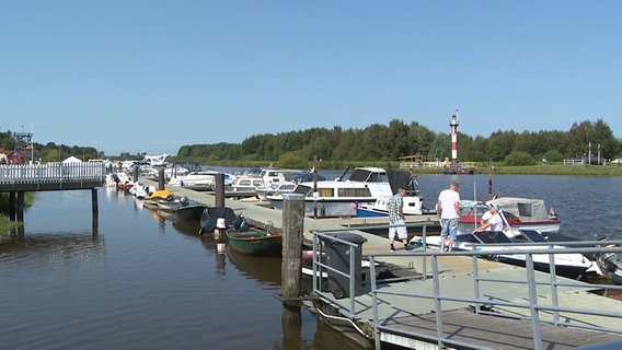 Der Hafen in Barßel in dem einige Sportboote an einem Anlieger liegen. © NonstopNews 