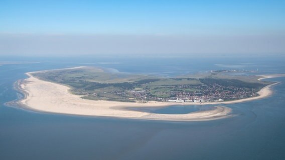Eine Luftaufnahme zeigt die Insel Borkum. © dpa-Bildfunk Foto: Sina Schuldt