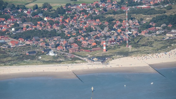 Eine Luftaufnahme zeigt die Insel Borkum. © picture alliance/dpa/Sina Schuldt Foto: Sina Schuldt
