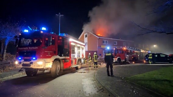 Feuerwehrleute löschen ein brennendes Haus auf Borkum bei Nacht. © NonstopNews 
