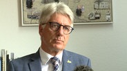Brakes Bürgermeister Michael Kurz (SPD) gibt ein Interview. © NDR 