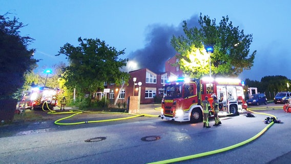 Die Feuerwehr ist bei einem Hotelbrand in Bremerhaven im Einsatz. © Feuerwehr Bremerhaven 