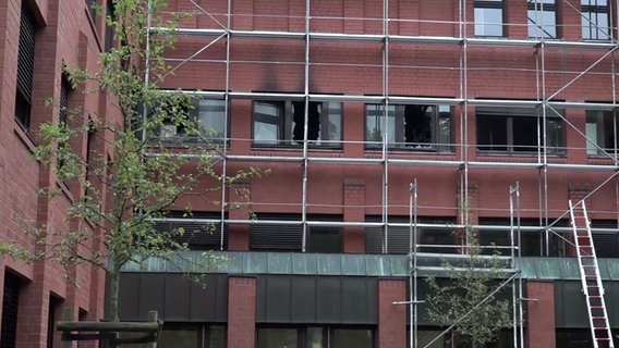 Nach einem Brand in einem Labor der Universität Oldenburg sind Fenster zerbrochen und Rußspuren zu sehen. Nach einem Brand in einem Labor der Universität Oldenburg sind Fenster zerbrochen und Rußspuren zu sehen. © NonstopNews