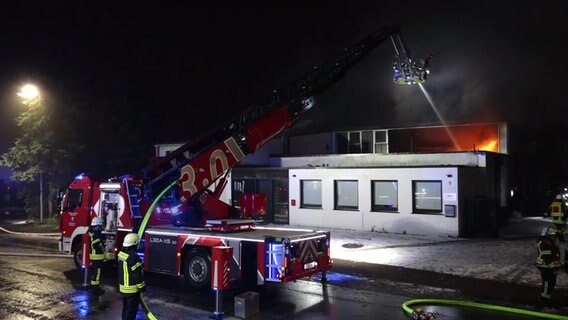 Feuerwehrleute löschen einen Brand in Ganderkesee. © Nord-West-Media TV 
