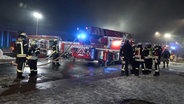 Feuerwehrleute löschen einen Brand in Ganderkesee. © Nord-West-Media TV 