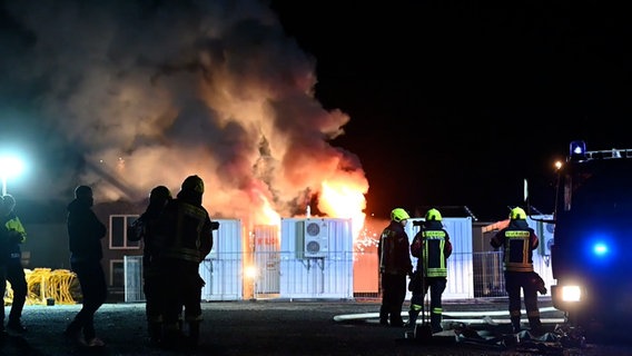 Feuerwehrleute bei einem Einsatz an einem Container mit brennenden Akkus im Landkreis Leer. © NonstopNews 