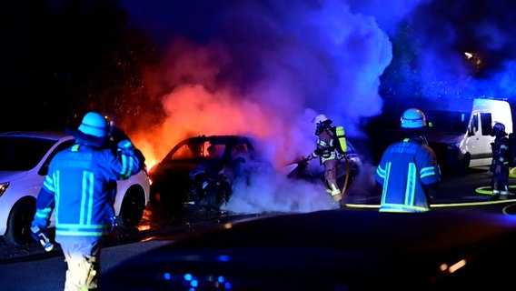 Feuerwehrleute löschen ein brennendes Auto in Oldenburg. © NonstopNews 