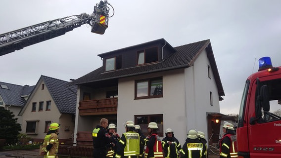 Führungskräfte während ihrer Lagebesprechung vor dem Einsatzobjekt, parallel wird die Drehleiter in Stellung gebracht, um das Dach zu kontrollieren. © Ortsfeuerwehr Sellstedt Foto: Ortsfeuerwehr Sellstedt