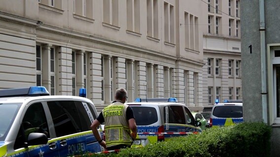 Vor der dem Lloyd-Gymansium in Bremerhaven ist eine Polizeiabsperrung. © TeleNewsNetwork 