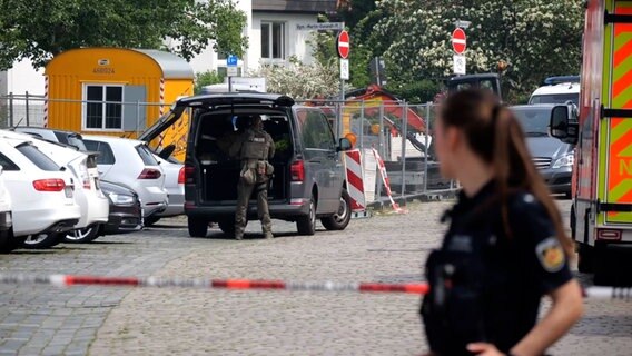 Ein Beamter des Spezialeinsatzkommandos steht hinter einer Polizeiabsperrung in Bremerhaven. © TeleNewsNetwork 