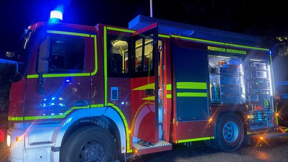 Ein Feuerwehrauto mit Blaulicht. Ein Feuerwehrauto mit Blaulicht. © Feuerwehr Bremerhaven Foto: Feuerwehr Bremerhaven