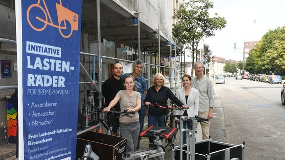 Mitglieder der Bremerhavener Lastenrad-Initiative vor der neuen Geschäftsstelle © Stadtmarketing Bremerhaven 