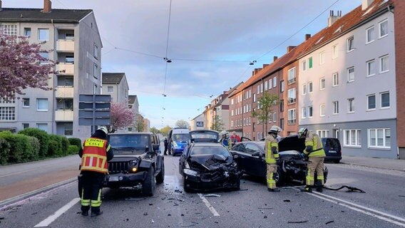 Mehrere zerstörte Autos und Einsatzkräfte stehen nach einem Unfall auf einer Straße in Bremerhaven © Feuerwehr Bremerhaven 