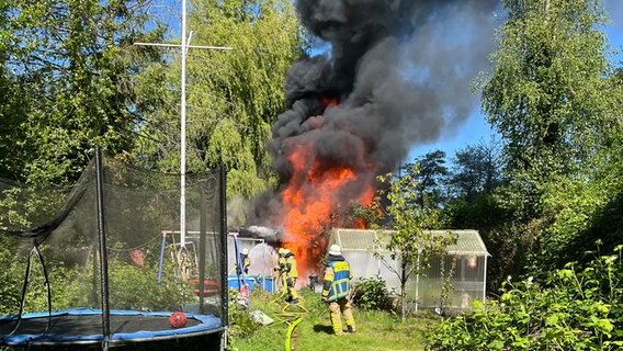 Feuerwehrleute löschen eine brennende Gartenlaube in Bremerhaven. © Feuerwehr Bremerhaven 