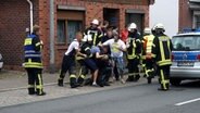 Rangelei zwischen einem Jugendlichen und den Rettungskräften vor der Eisdiele.  