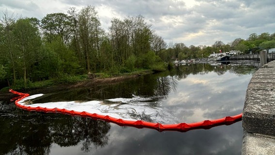 Eine Ölsperre liegt im in Bremervörde am Hafen im Wasser. © Wasserschutzpolizeiinspektion Wilhelmshaven 