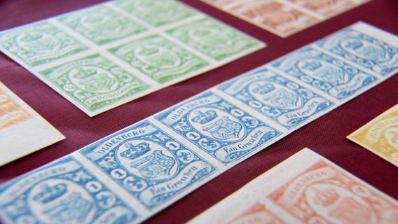 Briefmarken, bekannt als "Die Supereinheiten" aus dem Sammelgebiet Oldenburg liegen im Heinrich Köhler Auktionshaus in Wiesbaden. © Sebastian Gollnow/dpa Foto: Sebastian Gollnow