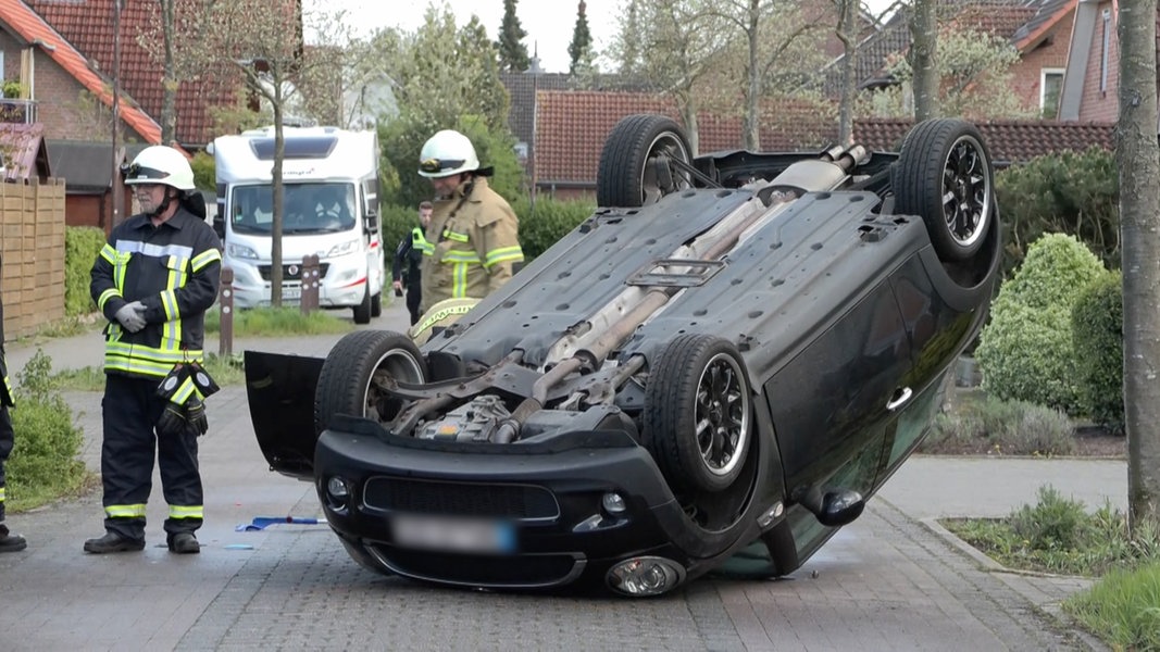 Unfall in Niedersachsen: Und plötzlich steckte ein Auto im Wohnzimmer!