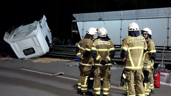 Ein Lkw liegt nach einem Unfall auf der A1 auf der Seite. © Nord-West-Media TV 