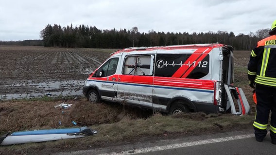Ein Krankenwagen steht nach einem Unfall in einem Straßengraben. © NonstopNews 