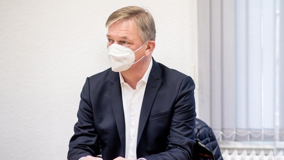 Matthias Brückmann, früherer Vorstandsvorsitzender des Energieversorgers EWE, sitzt in einem Gerichtssaal des Landgerichts Oldenburg. © dpa Foto: Hauke-Christian Dittrich