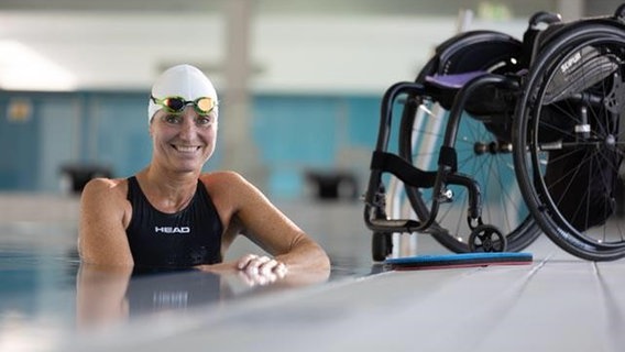 Die Schwimmerin Kirsten Bruhns lächelt in die Kamera. © Kirsten Bruhns Foto: Kirsten Bruhns