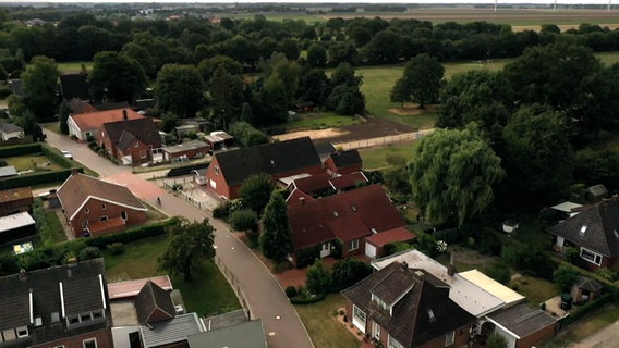 Eine Siedlung in Ostfriesland von oben. © NDR 