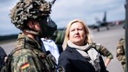 Wehrbeauftragte Eva Högl (SPD) steht bei einem Truppenbesuch neben einem Soldaten. © dpa Foto: Sina Schuldt