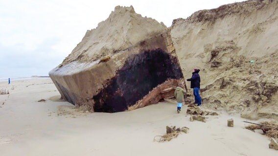 Ein Bunker-Teil ist an einer Abbruchkante am Strand von Borkum durch das Sturmtief "Zoltan" nach vorne auf den Strand gekippt. © NonstopNews 
