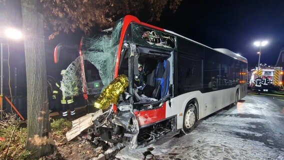 Ein Linienbus steht nach einem in Bruchhausen-Vilsen Unfall an einem Baum. ©  NonstopNews / Gerrit Schöder Foto: Gerrit Schöder