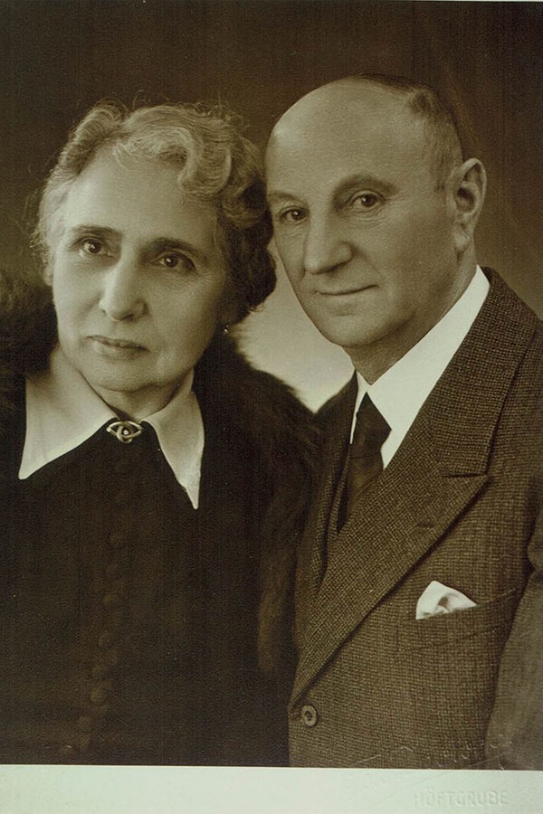 Eine Reproduktion einer schwarz-weiß Fotografie zeigt eine Frau und einen Mann. © NDR 