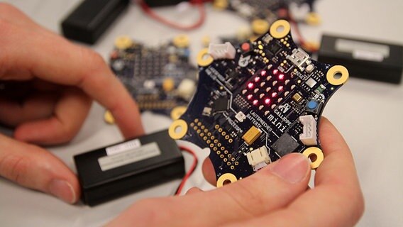 Die Platine Calliope mini in einer Hand. © NDR Foto: Oliver Gressieker