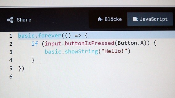 Das JavaScript eines Programmes der Platine Calliope mini. © NDR Foto: Oliver Gressieker